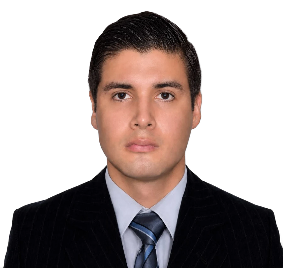 Retrato del Lic. Ricardo Francisco Rojas Julio, de traje oscuro y corbata azul
